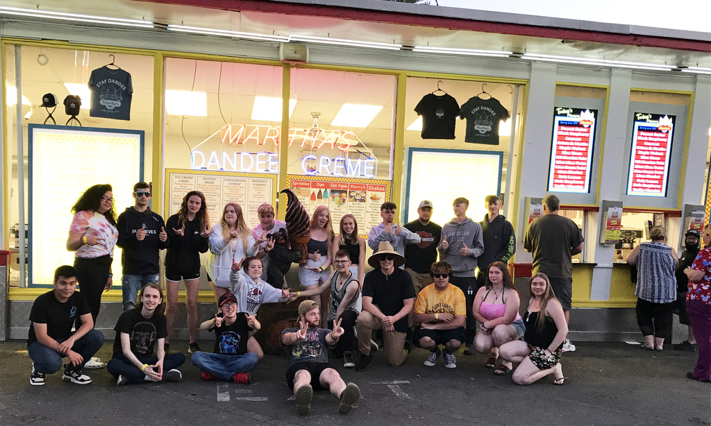 The senior class poses in front of an icecream shop